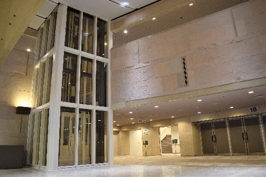 大ホール エレベーター
